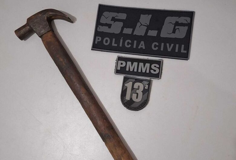 Homem é preso após tentar matar esposa a marteladas