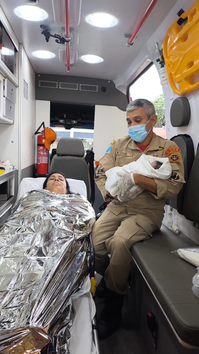 Bebê nasce dentro de viatura dos Bombeiros em manhã chuvosa em Campo Grande