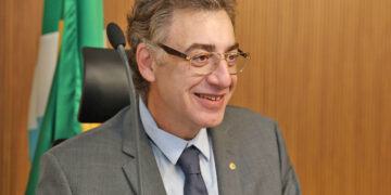 Educação avança em MS e Neno Razuk propõe reconhecimento ao trabalho do secretário Hélio Daher