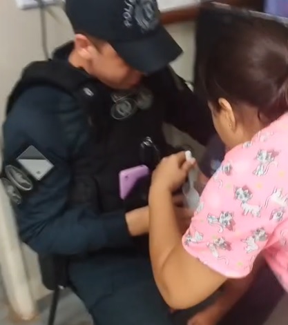 Além da farda: PM acolhe criança durante ocorrência de violência doméstica