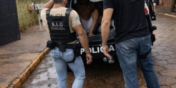 Suspeito de integrar facção é preso com drogas e simulacro