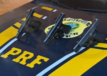 Mulher é presa com três pistolas presas ao corpo