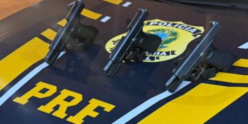 Mulher é presa com três pistolas presas ao corpo
