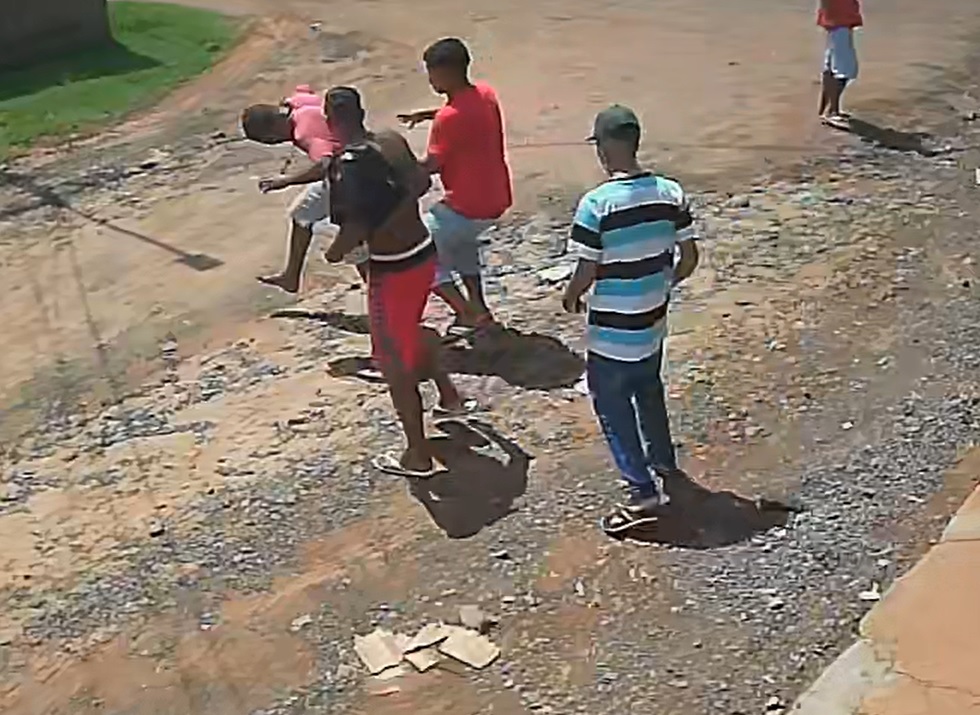 Briga termina com homem espancado, afundamento de crânio e dois presos