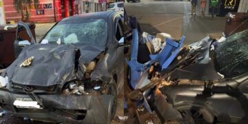 Carro bate em caminhão de lixo e deixa quatro feridos