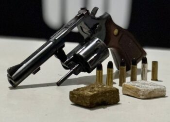 Rapaz é preso em flagrante após ostentar arma nas ruas