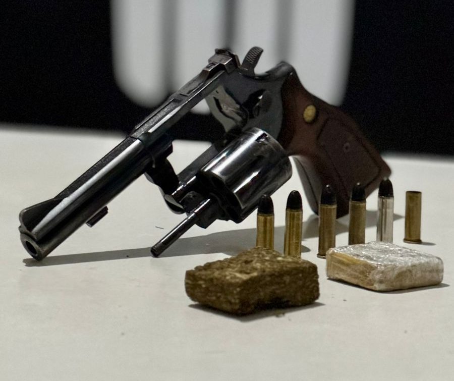 Rapaz é preso em flagrante após ostentar arma nas ruas
