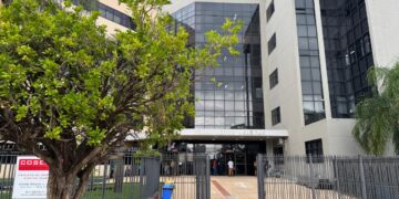 Mulher é condenada por enganar vítimas com histórias falsas e pedir dinheiro