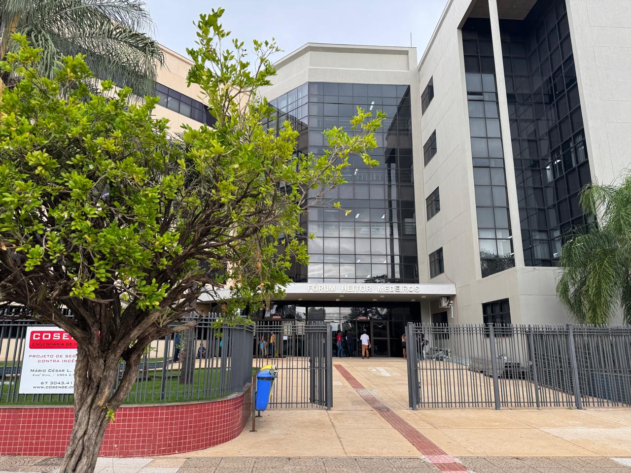 Mulher é condenada por enganar vítimas com histórias falsas e pedir dinheiro