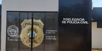 Pai e filho são presos após espancar mulher e tentar sufocá-la na frente de bebê