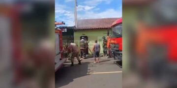 Crianças são resgatadas de casa em chamas