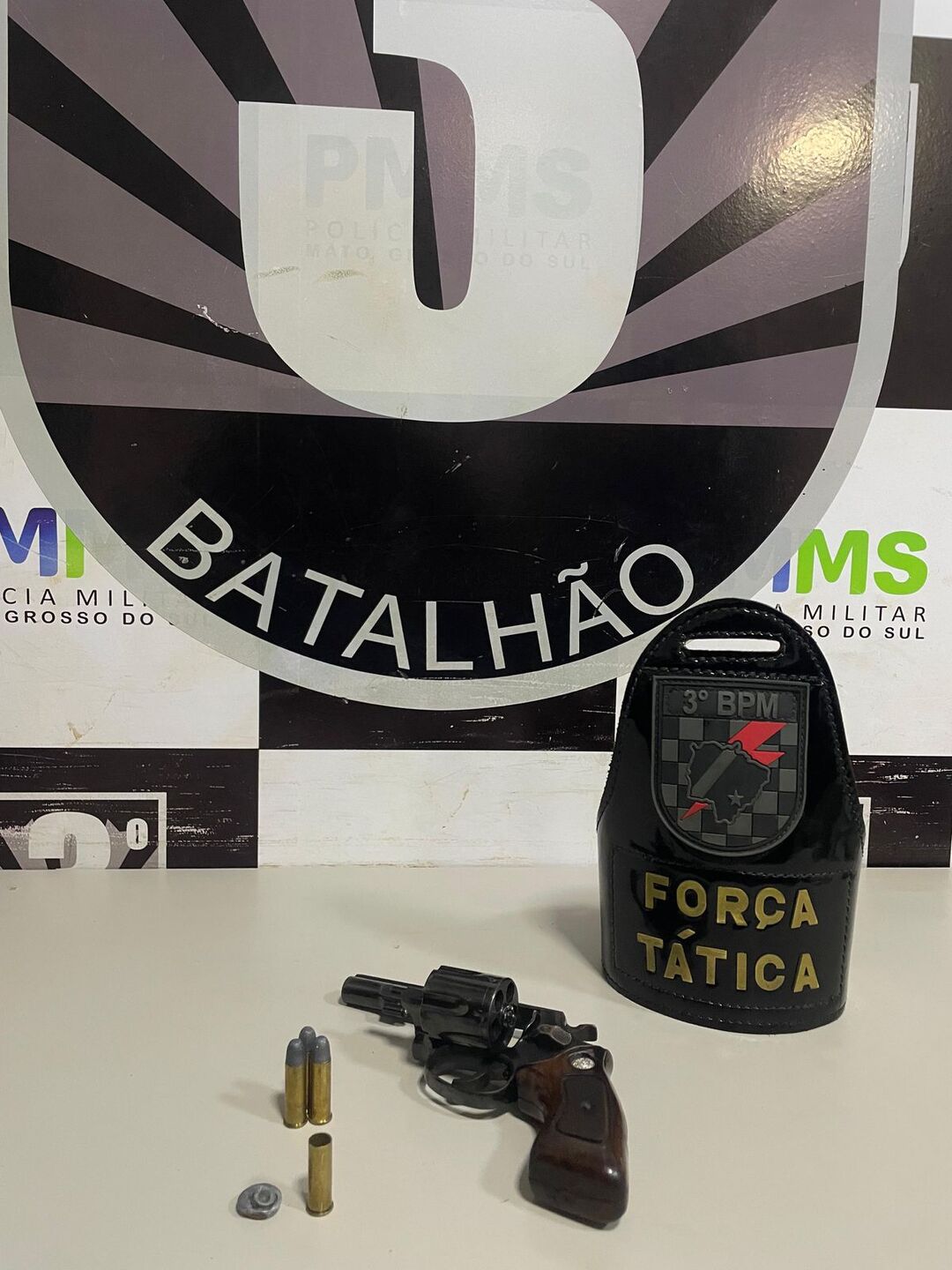 Idoso em surto efetua disparo e quase atinge adolescente