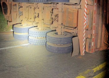 Bitrem carregado de adubo tomba na Serra Sucuriú e deixa pista da BR-060 com carga espalhada