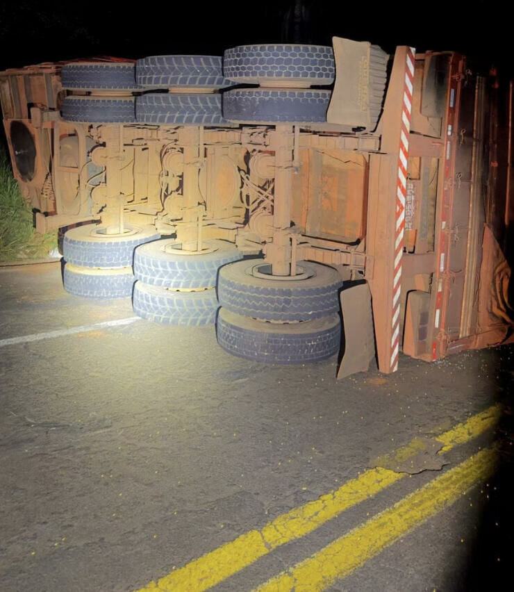 Bitrem carregado de adubo tomba na Serra Sucuriú e deixa pista da BR-060 com carga espalhada