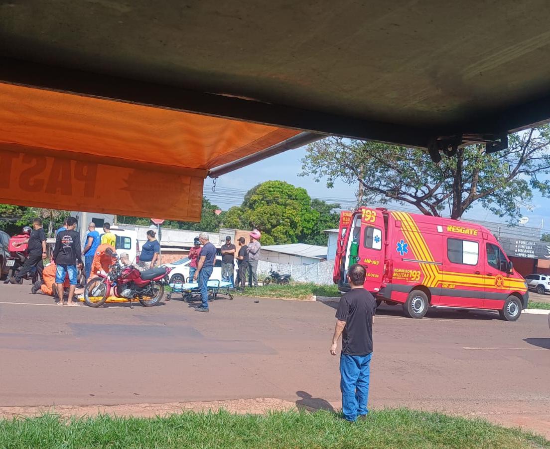 Ultrapassagem termina em acidente e deixa motociclista ferido na Capital