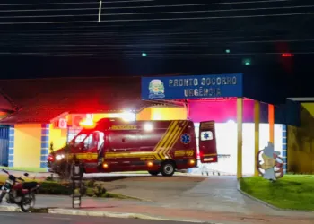 Homem é esfaqueado pela esposa após agredir mulher Homem é esfaqueado pela esposa após agredir mulher