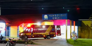 Homem é esfaqueado pela esposa após agredir mulher