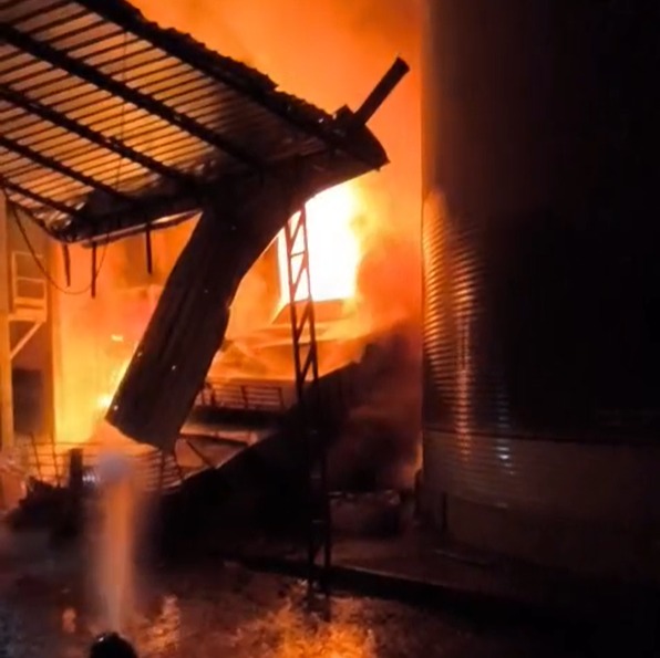 Incêndio destrói armazém de grãos e provoca desabamento em Chapadão do Sul