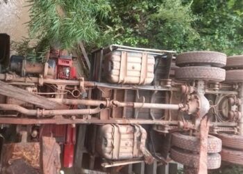 Caminhão despenca de ponte e deixa trabalhadores feridos após horas de resgate