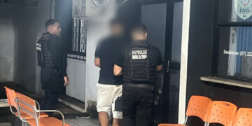 Homem com tornozeleira é preso armado após ameaçar ex e causar danos no centro