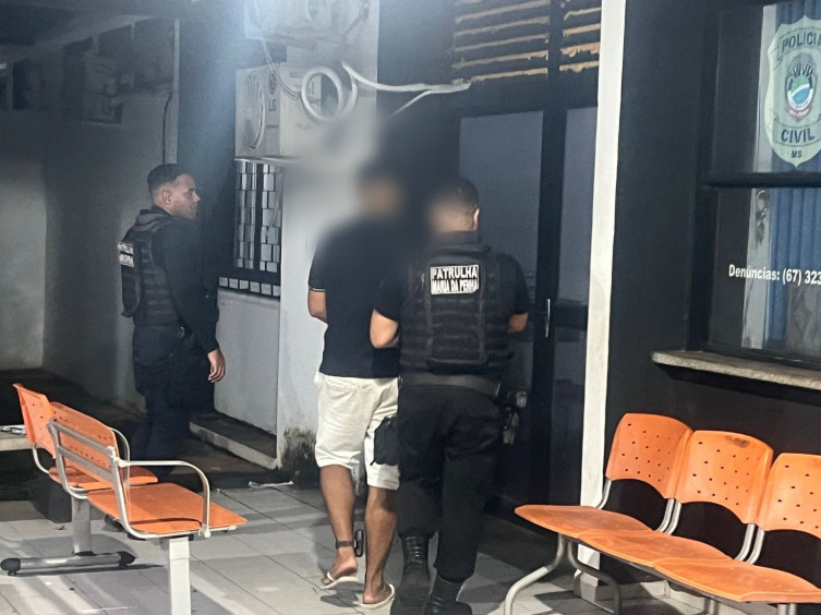 Homem com tornozeleira é preso armado após ameaçar ex e causar danos no centro