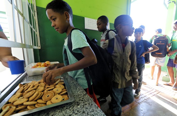 Café da manhã gratuito garante energia e concentração para alunos da área rural