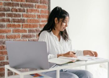 Mulheres passam a ser maioria entre candidatos a concursos públicos no Brasil