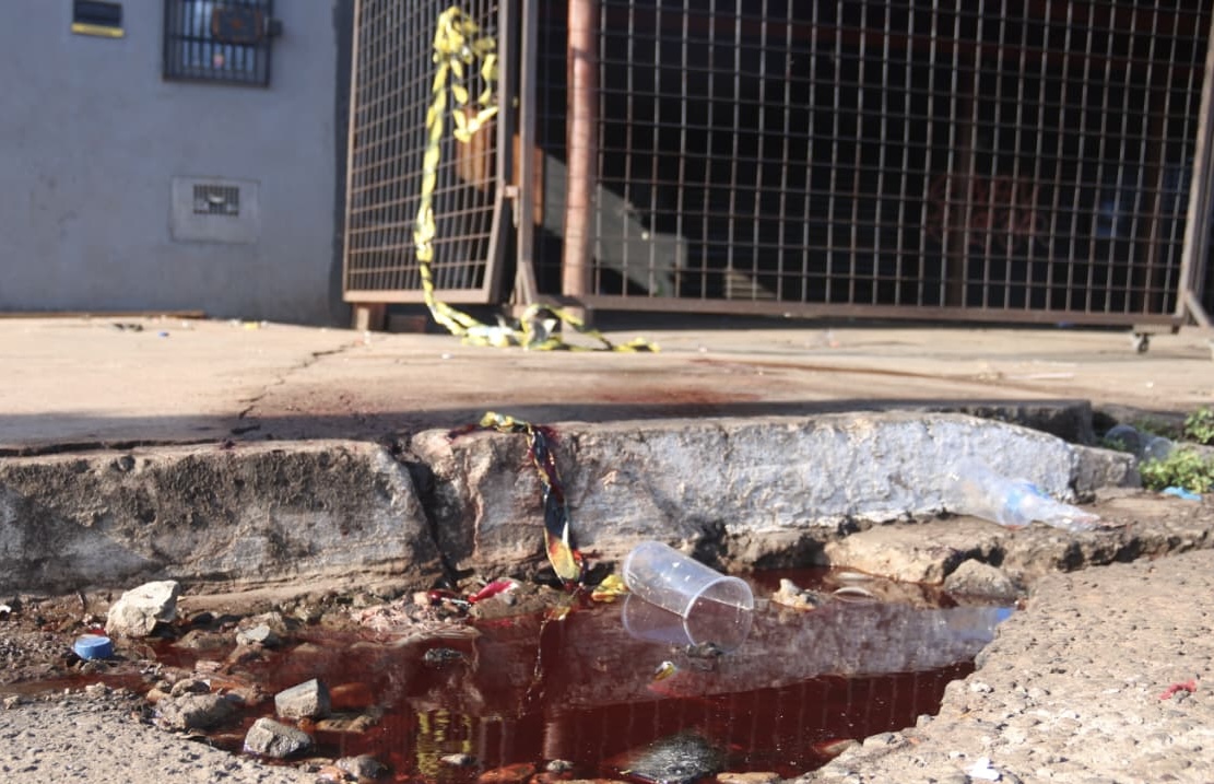 Na cara: homem morre baleado em frente a tabacaria no Guanandi