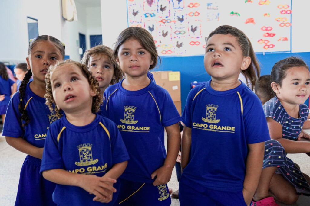 Prefeitura distribui kits escolares para 100 mil estudantes Prefeitura distribui kits escolares para 100 mil estudantes