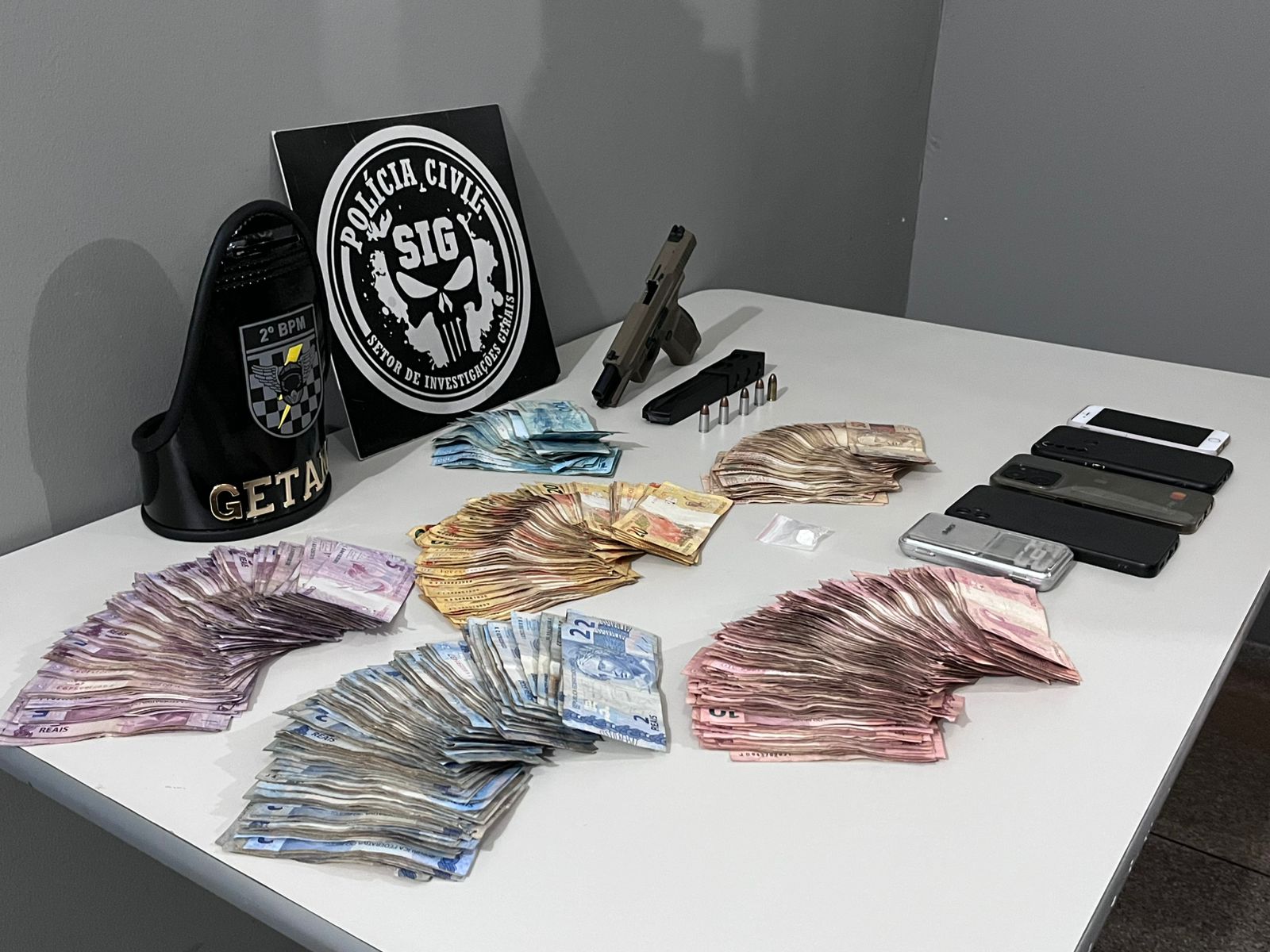 Operaçã apreende armas, drogas e dinheiro do tráfico