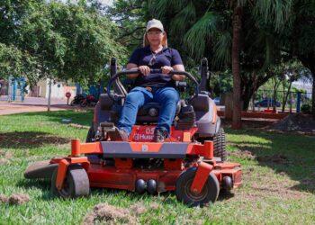 Servidora se destaca por ser a única mulher em área dominada por homens Servidora se destaca por ser a única mulher em área dominada por homens