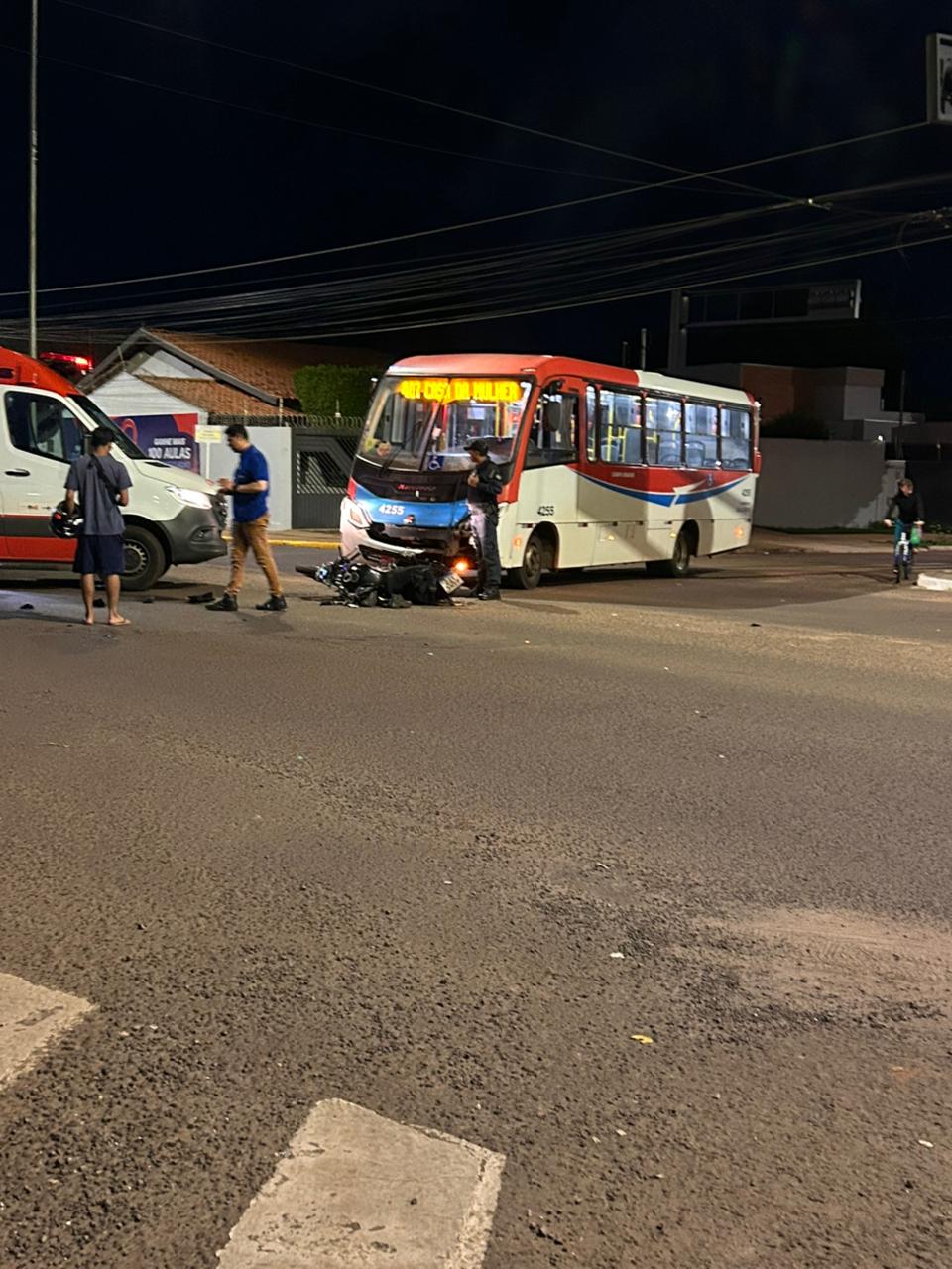 Segundo acidente com ônibus em menos de 24h deixa motoentregador ferido na Capital