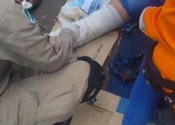 Mulher fica gravemente ferida após ser atropelada na faixa por motociclista