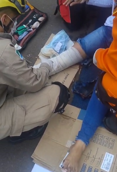 Mulher fica gravemente ferida após ser atropelada na faixa por motociclista