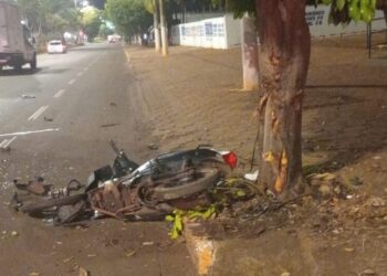 Jovem perde controle da moto, bate contra árvore e morre