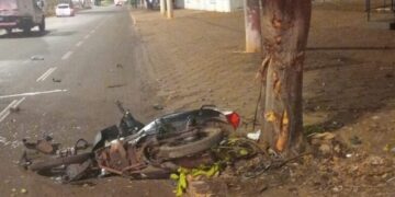 Jovem perde controle da moto, bate contra árvore e morre