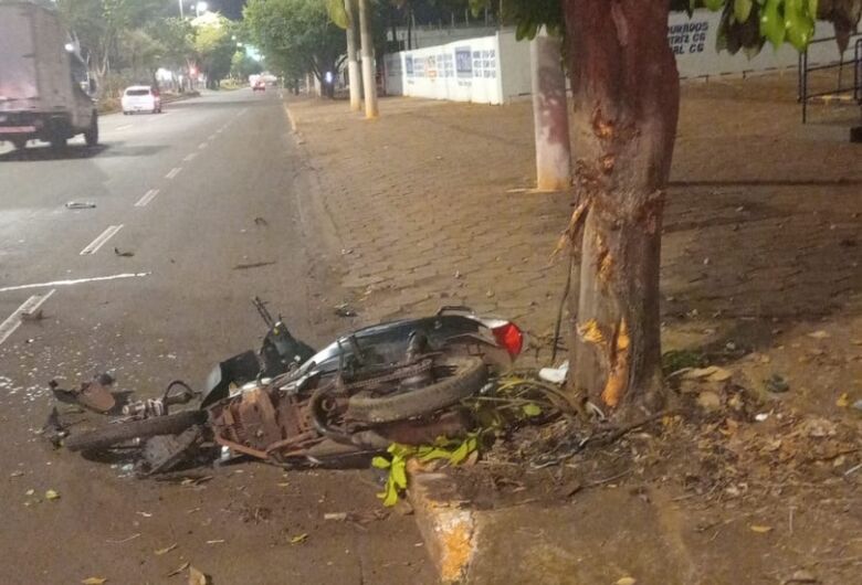 Jovem perde controle da moto, bate contra árvore e morre