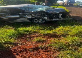 Batida entre carro e caminhão termina com adolescente em estado grave Batida entre carro e caminhão termina com adolescente em estado grave