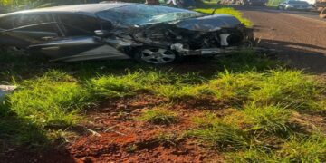 Batida entre carro e caminhão termina com adolescente em estado grave