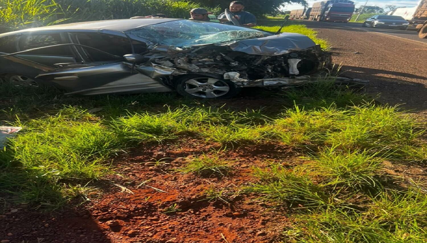 Batida entre carro e caminhão termina com adolescente em estado grave