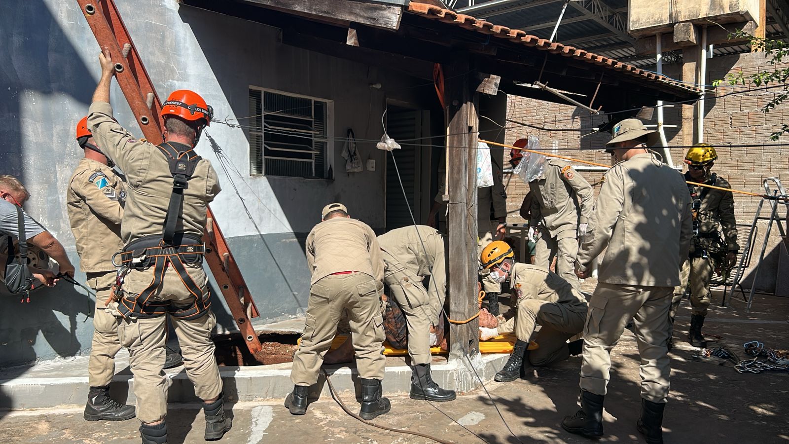 Idoso fica ferido após cair em fossa na Mascarenhas de Moraes