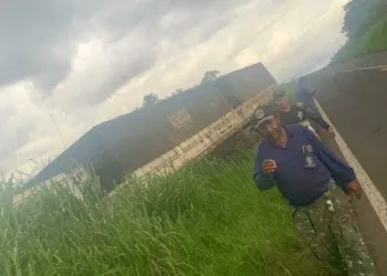 Carreta sai da pista após falha nos freios na Serra Sucuriú Carreta sai da pista após falha nos freios na Serra Sucuriú