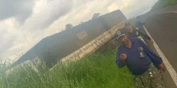 Carreta sai da pista após falha nos freios na Serra Sucuriú
