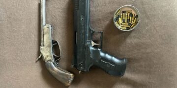 Homem é preso por posse irregular de arma e crimes contra companheira