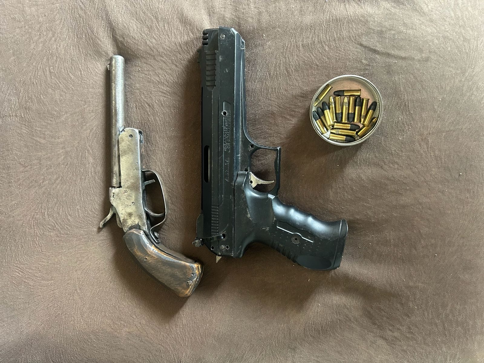 Homem é preso por posse irregular de arma e crimes contra companheira