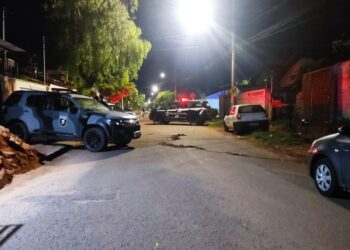 Com mandado por feminicídio, homem mantém esposa em cárcere e é morto em confronto com policiais