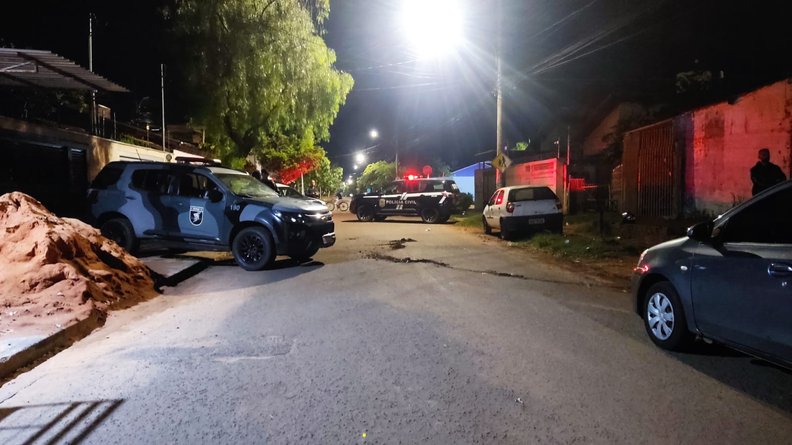 Com histórico brutal, foragido por feminicídio faz esposa refém e é morto após avançar contra policiais