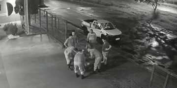 Vídeo: Ação rápida dos bombeiros salva bebê engasgado