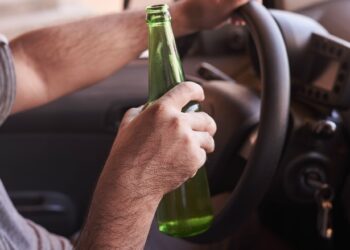 Motorista bêbado em zigue-zague chama policiais de “pau mandado do governo” e acaba preso