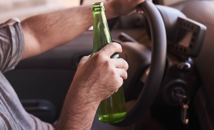 Motorista bêbado em zigue-zague chama policiais de “pau mandado do governo” e acaba preso